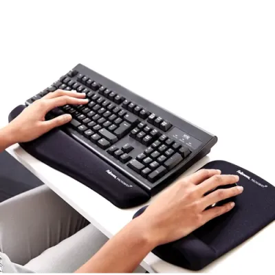 FELLOWES 9252101 - PLUSH TOUCH WRIST REST WFOAM FUSION TECHNOLOGY, INNOVATIVE F